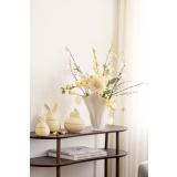 Vase med blomster og gåsunger med glassegg på konsollbord