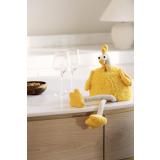 Påskehøne med vinpose sittende på kjøkkenbenk