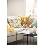 Dekoregg hvite på bord sammen med vase pyntet med grener og påskeegg