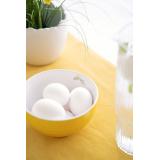 påskeskål fylt med egg på dekket bord