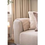 Pledd Sanna hengende over sofaarm