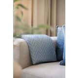 Pledd ZigZac hengende over armlene på sofa