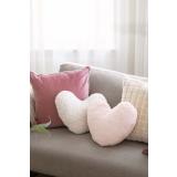 Pute Hjerte i faux fur eller teddy i sofa