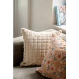 Putetrekk i sofa en i fauc fur og en med blomstermotiv