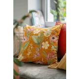 Pute med blomstermotiv i sofa