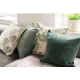 Sofakrok med puter i harmoniske grønntoner