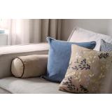 Sofakrok med puter i blå og beige toner