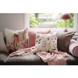 Sofakrok med puter i ulike toner av rosa og beige