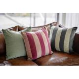 Putetrekk velur striper i sofa med andre putetrekk