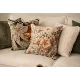 Velurputer med print i sofa