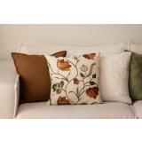 Brodert putetrekk satt sammen med pute i brun og offwhite