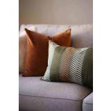 Putetrekk Dolores Caramel i sofa med matchende pute