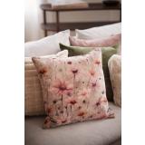 Blomsterpute som del av en dekorativ putemiks i sofa