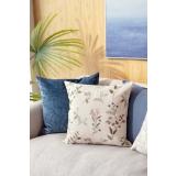 Ensfargede puter i blått med en brodert blomsterpute i front