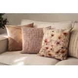 Putetrekk i beige satt sammen med puter i rosa og blosmterprint