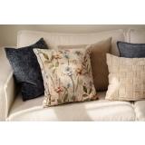 Puter i sofa i beige og blå farger