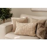 Puter i sofakrok i beige og brune farger