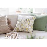 Putetrekk med småblomster satt sammen med to pynteputer