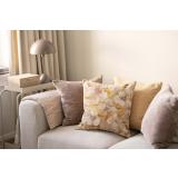 Putetrekk cille i kombinasjon med puter i gult og beige