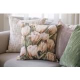 Putetrekk tulipan i front av beige puter