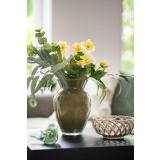 Vase med blomster på sofabord med dekor skål og glassfigur