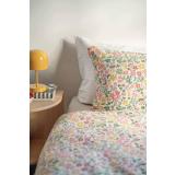 Sengesett rosa krepp med sateng i hvitt på seng