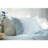 Sengetøy i krepp i blått med sateng adele i hvit