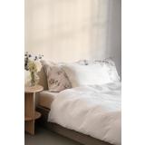 Sengesett adele i hvit på seng med sengsett lady season i blått