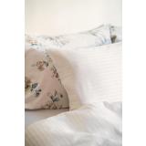 Sengesett adele i hvit på seng med sengsett lady season i blått