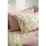 Satengsengesett med blomster i rosa og grønn sammen med adele i rosa