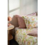 Satengsengesett med blomster i rosa og grønn sammen med adele i rosa