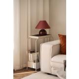 sidebord celine med bordlampe og magasiner