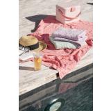 Strandhåndkle flower med drink og kjølebag ved bassengkant