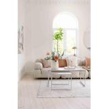 Stylet stue med toner i beige, grønt og terrakotta