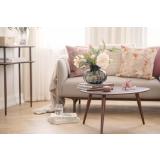 Bord yana med vase frøy og dekorblomst 