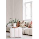 Putetrekk med blomstermotiv i stue i kombinasjon med grønn og terrakotta