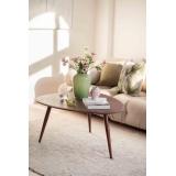 Sofabord Yana stylet med vase og lys i stue