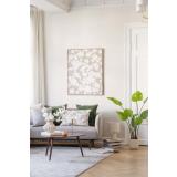 Bilde Daisy hengende over stylet sofa