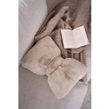 Pute Faux fur Sløyfe i sofa med en bok og et pledd
