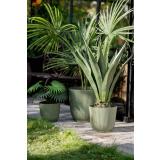 Utepotte Sofia i grønn stående ute i hage