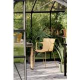 Utestol Synne gul stående ute i drivhus