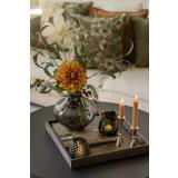 Gren blader i vase sammen med andre stilkblomster