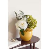 Vase gulli med blomst hortensia og roser