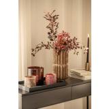 Telysholde Fay i rosa med andre lykter og blomsteroppsats i vase