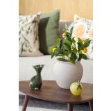 Vase stina med plante sitrontre ved siden av figur fisk og glasshøne