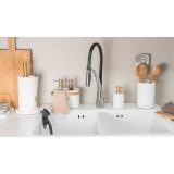 Kjøkkenklut sammen med såpestativ på vask