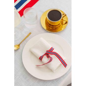 17. mai bånd på serviett og dekt bord