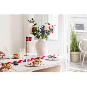 Borddekking til 17. mai med flagg og blomster