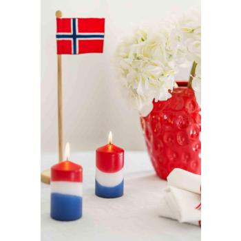 !7. mai lys på spisebord med bordflagg