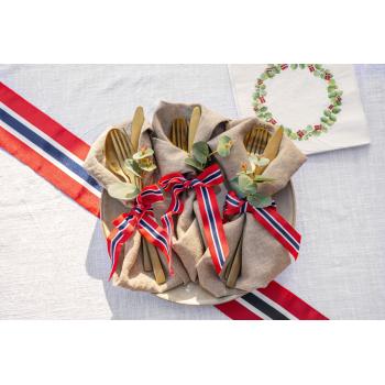 bånd 17. mai på pyntet bord